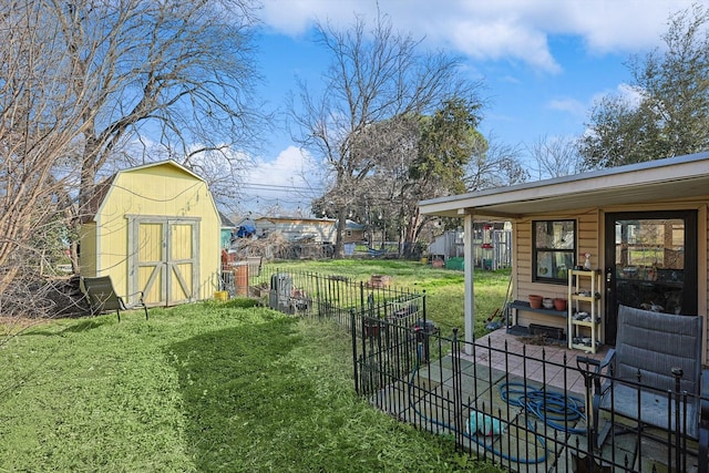 view of yard featuring a shed