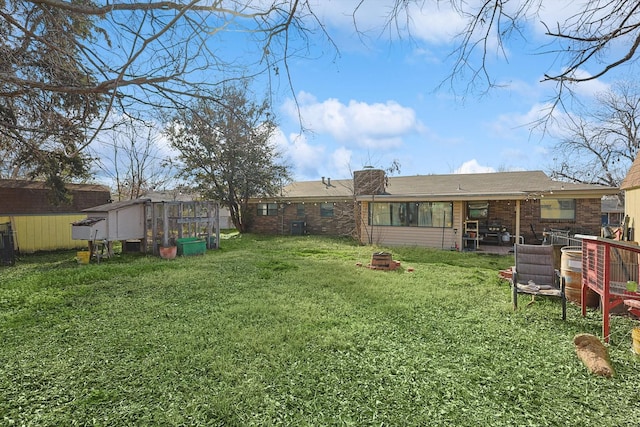 view of yard featuring an outdoor structure