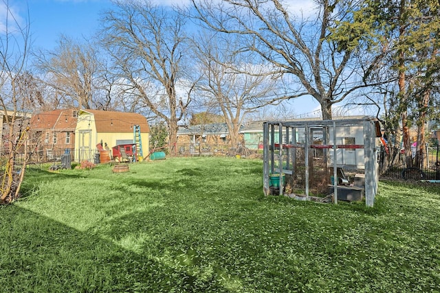 view of yard with an outbuilding