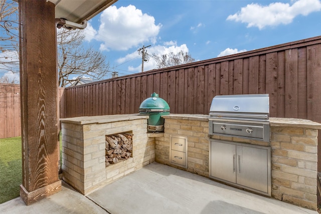 view of patio featuring an outdoor kitchen and grilling area