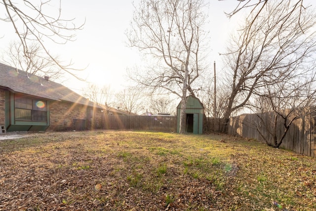 view of yard with a shed