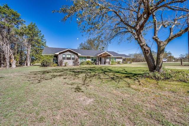 single story home featuring a front yard