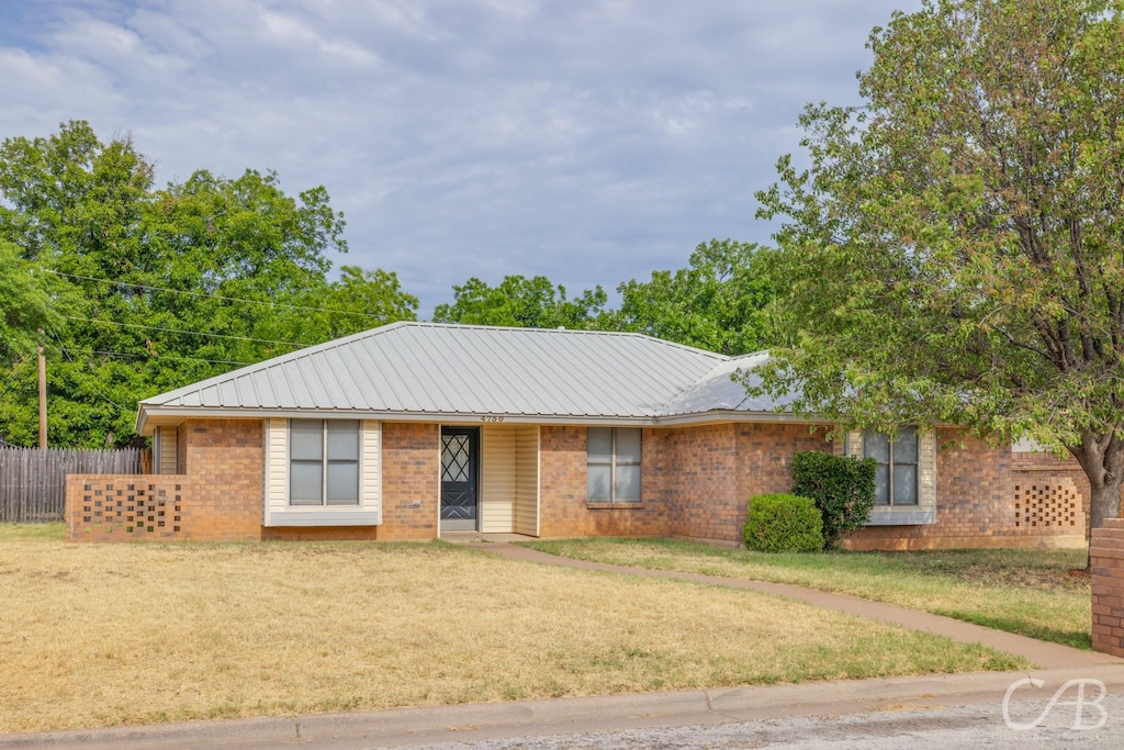 ranch-style house featuring a front yard