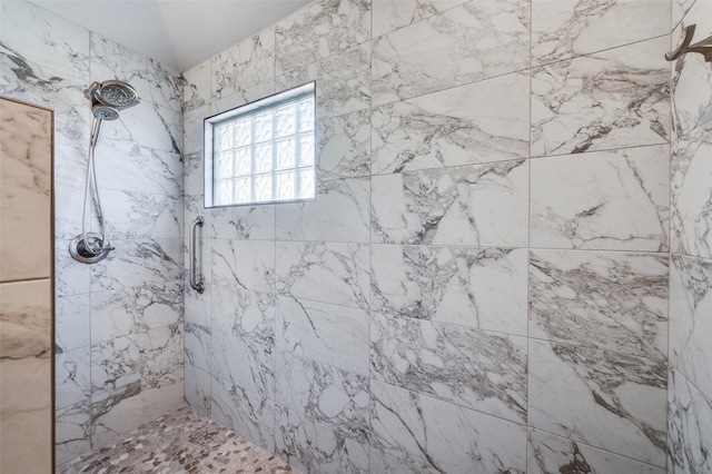 bathroom featuring tiled shower