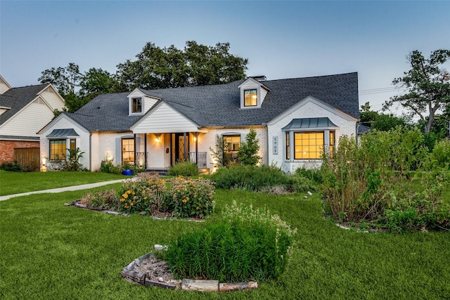 view of front of property featuring a lawn