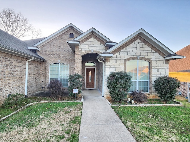 view of front of property featuring a front lawn