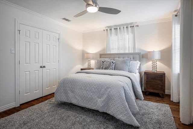 bedroom with crown molding, dark wood-type flooring, a closet, and ceiling fan