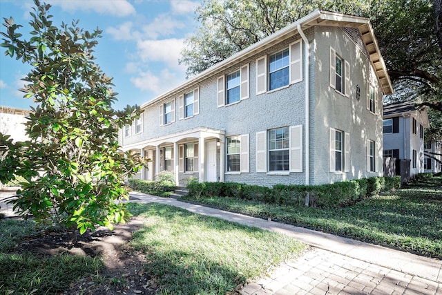 view of front facade with a front yard