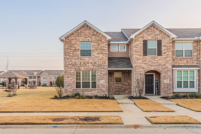 view of front of property featuring a front yard