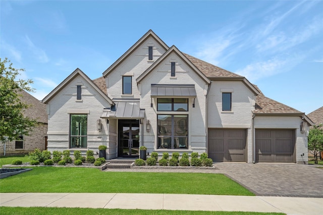 view of front of home featuring a front lawn