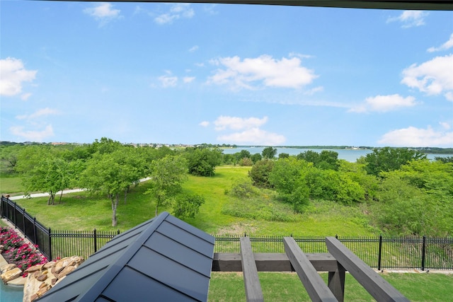 view of yard featuring a water view