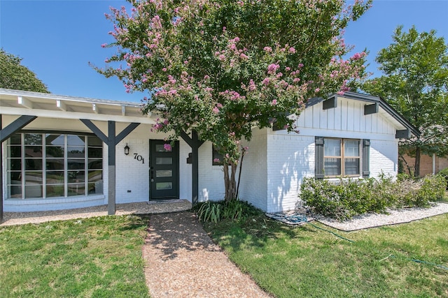 view of front of house with a front yard