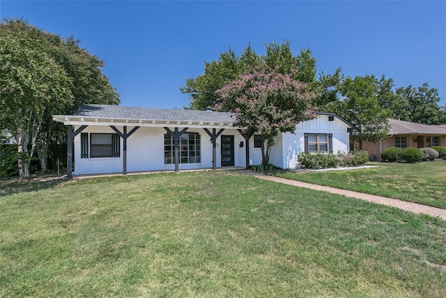 view of front of home with a front lawn