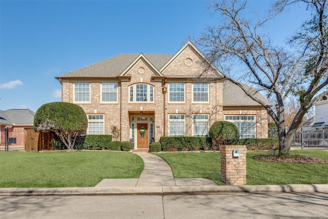 view of front of property featuring a front lawn