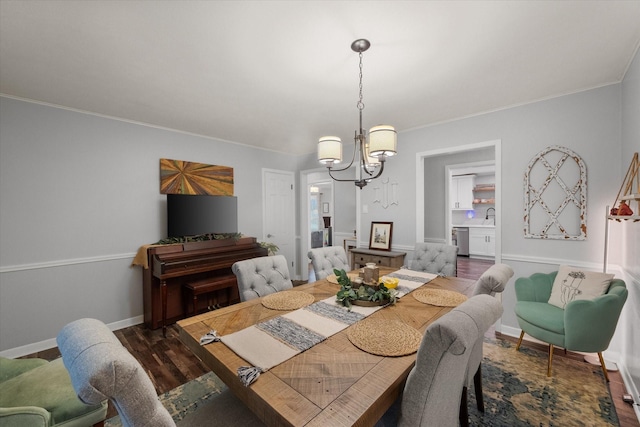 dining area with ornamental molding, dark hardwood / wood-style floors, a chandelier, and sink