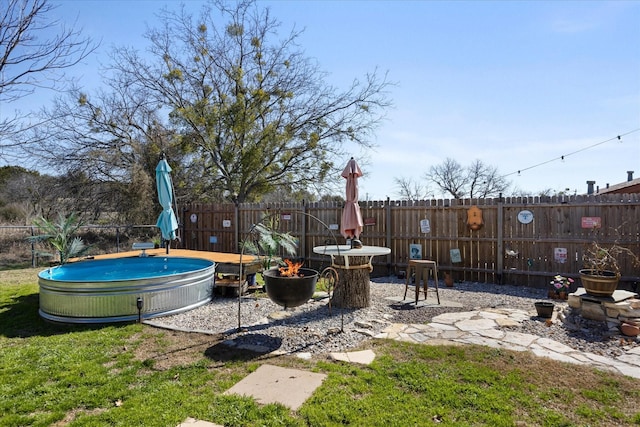 view of yard with a swimming pool