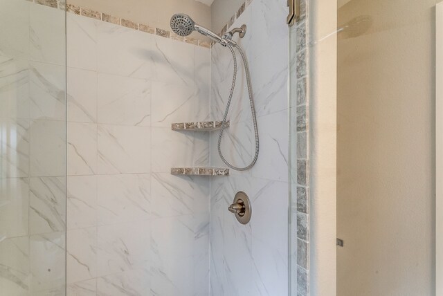 bathroom featuring a tile shower