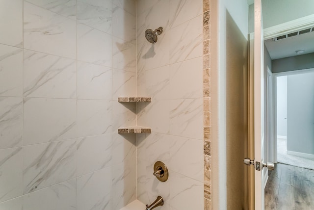 room details with tiled shower / bath combo