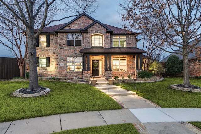 view of front facade featuring a lawn