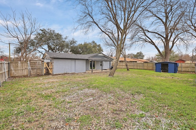 view of yard featuring a storage unit