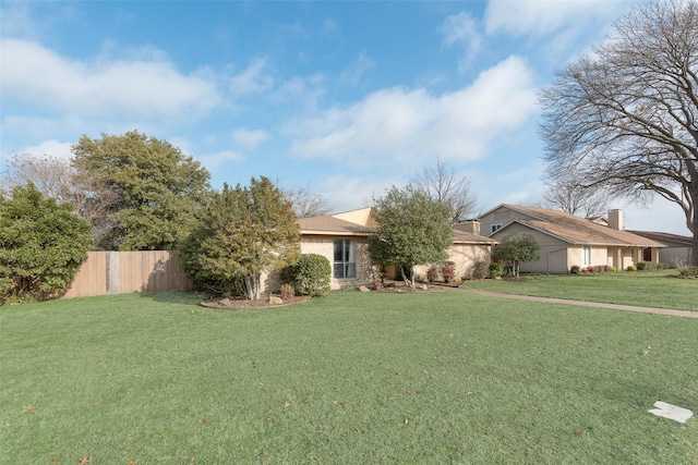 view of front of property featuring a front lawn