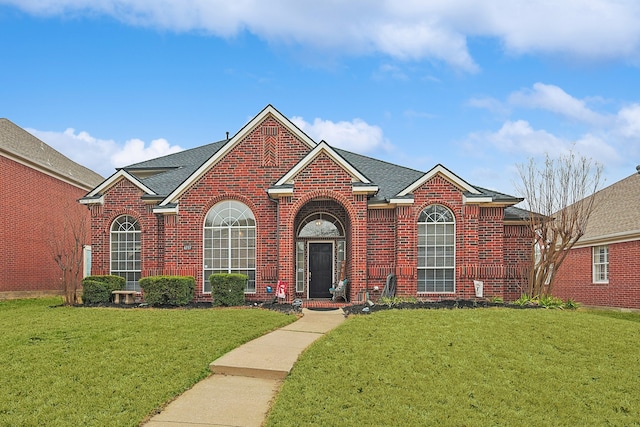 front of property with a front lawn