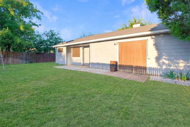 back of house featuring a lawn