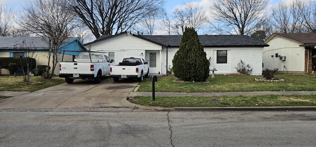 view of front of home featuring a front yard