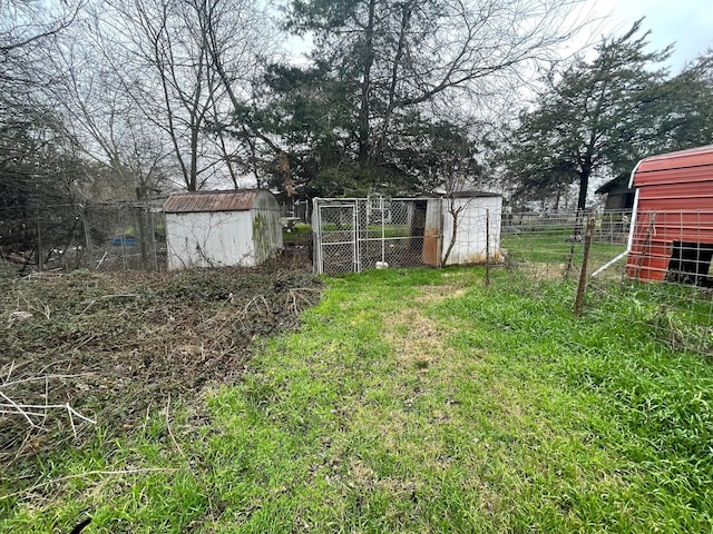 view of yard featuring a storage shed