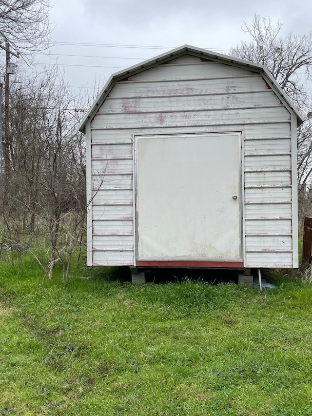 view of outdoor structure featuring a lawn