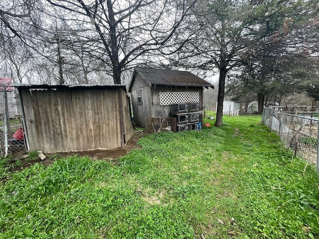 view of yard featuring a storage unit