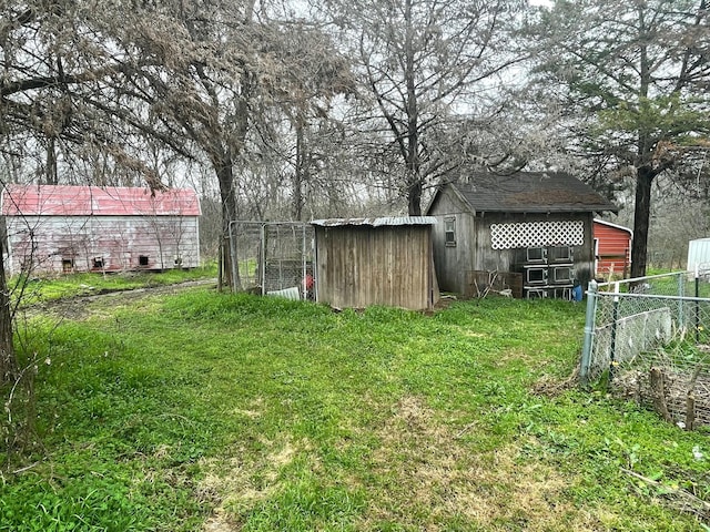 view of yard featuring an outdoor structure