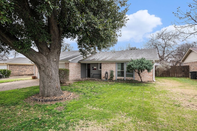 single story home featuring a front yard