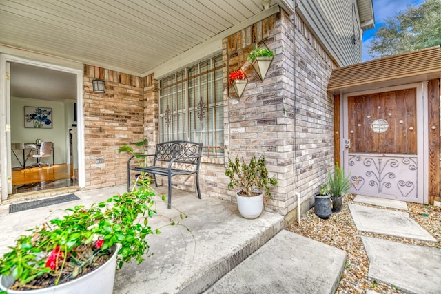 property entrance featuring a porch