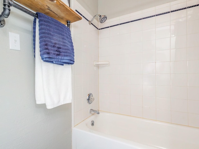 bathroom featuring tiled shower / bath