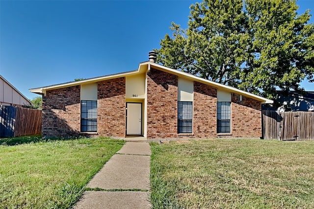 view of front of property featuring a front lawn