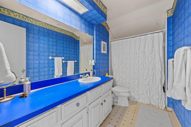 bathroom with a shower with curtain, vanity, and toilet