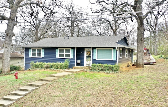 view of front facade featuring a front lawn