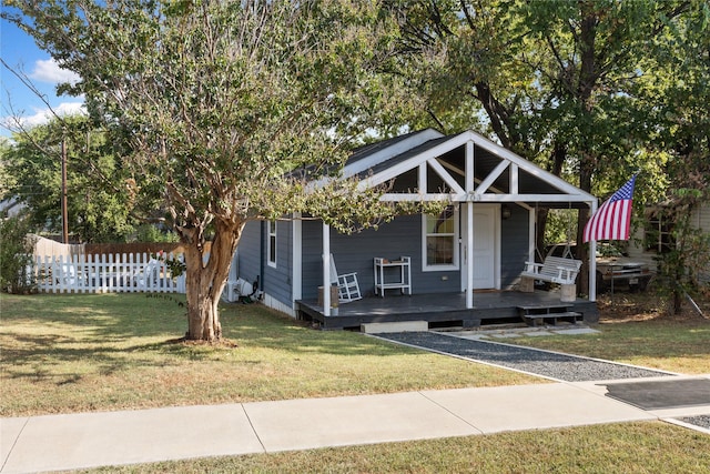 view of front of property featuring a porch and a front lawn