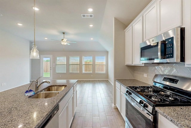 716 Tawny Turn, Lavon, TX 75166 - kitchen with ceiling fan, visible vents, appliances with stainless steel finishes, a sink, and white cabinetry