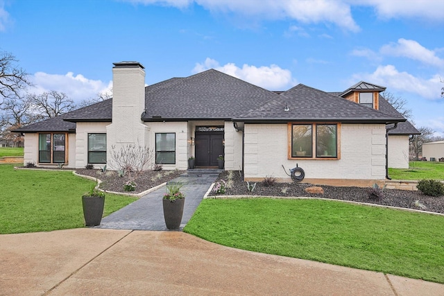 view of front of property featuring a front yard