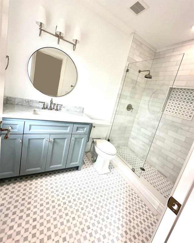 full bath with toilet, visible vents, tiled shower, and vanity