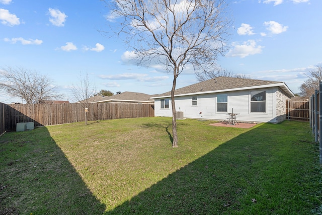 view of yard featuring a patio