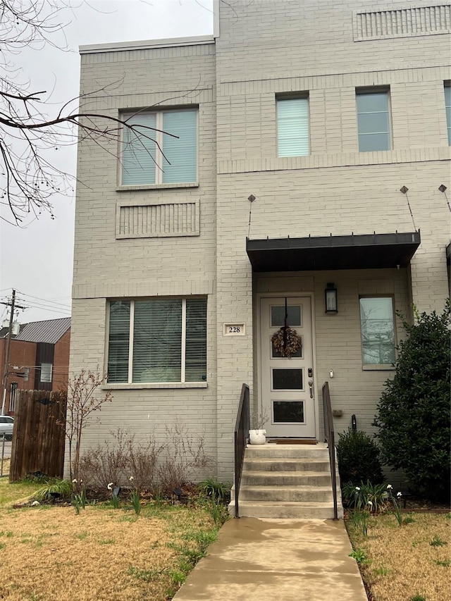 view of front of home with a front lawn