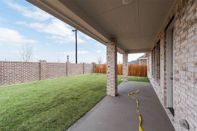 view of yard featuring a patio