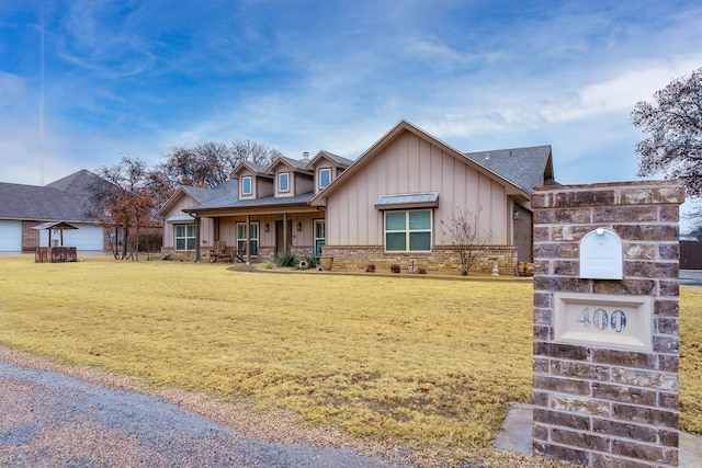 craftsman-style house featuring a front lawn and covered porch