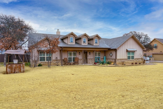 view of front of home featuring a front yard