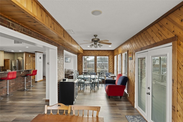 sunroom with ceiling fan