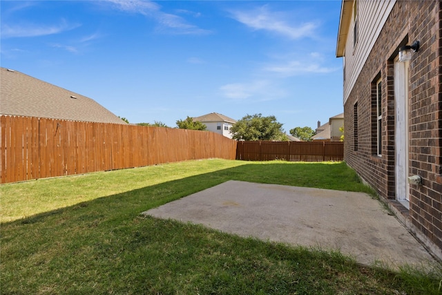 view of yard featuring a patio