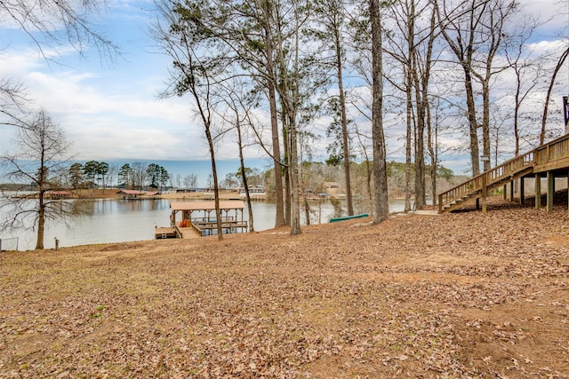 view of yard featuring a water view